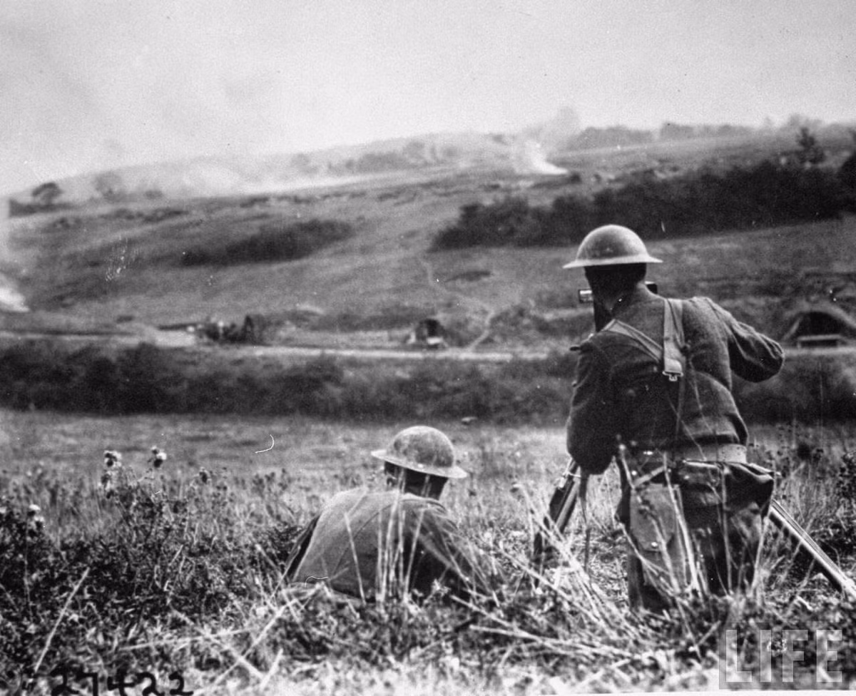 Hai lính trinh sát Mỹ kiểm tra thực địa trong thời gian diễn ra cuộc tấn công Meuse-Argonne.