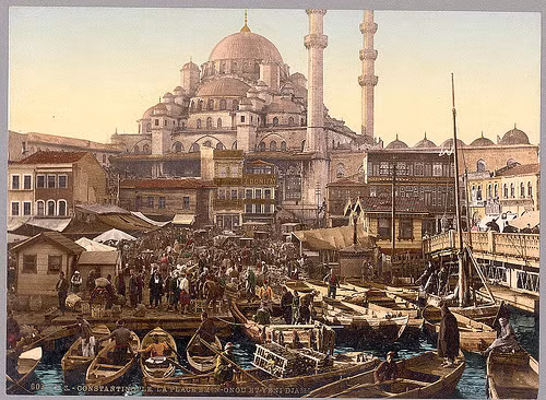 Công nghệ, nghệ thuật và văn hóa của Constantinople vượt trội hơn mọi thành phố khác của châu Âu trong hơn 1.000 năm. Thành phố sầm uất này còn có những đường phố rộng lớn, tòa án, tòa nhà thượng viện, tường bảo vệ và một cánh cổng lớn bằng vàng, một khu chợ.