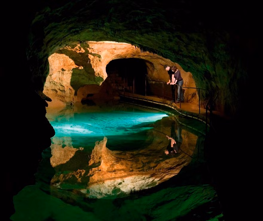Hang động Jenolan, Australia được đánh giá là hang động cổ nhất thế giới. Đây là một trong những địa điểm du lịch nổi tiếng với những khối nhũ đá nhiều hình dáng khác nhau bên trong hang động.