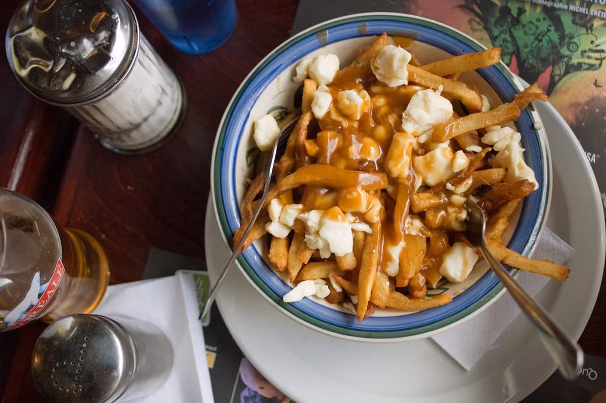 Món súp Poutine, Canada được làm từ sữa đông pho mát cùng khoai tây chiên, là món ăn tuyệt vời mà thực khách nên thử trong đời.