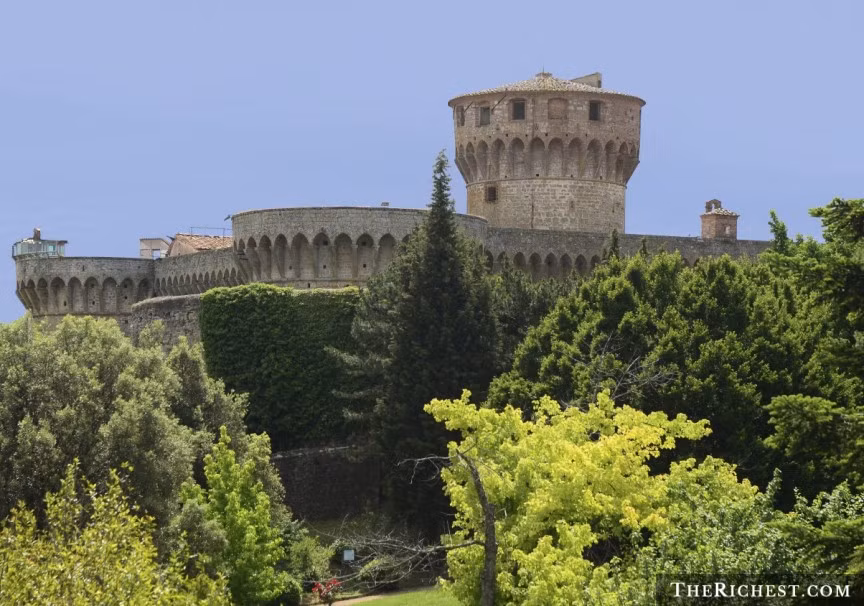 Năm 2006, một phần của nhà tù Fortezza Medicea ở Italy được cải tạo để trở thành một nhà hàng nổi tiếng với thiết kế tương tự như trại giam: có song sắt, ánh đèn hắt hiu hay vũ khí… Muốn thưởng thức bữa ăn tại nhà hàng độc đáo này, bạn phải đặt trước hàng tuần và chủ yếu phục vụ các món ăn Italy.