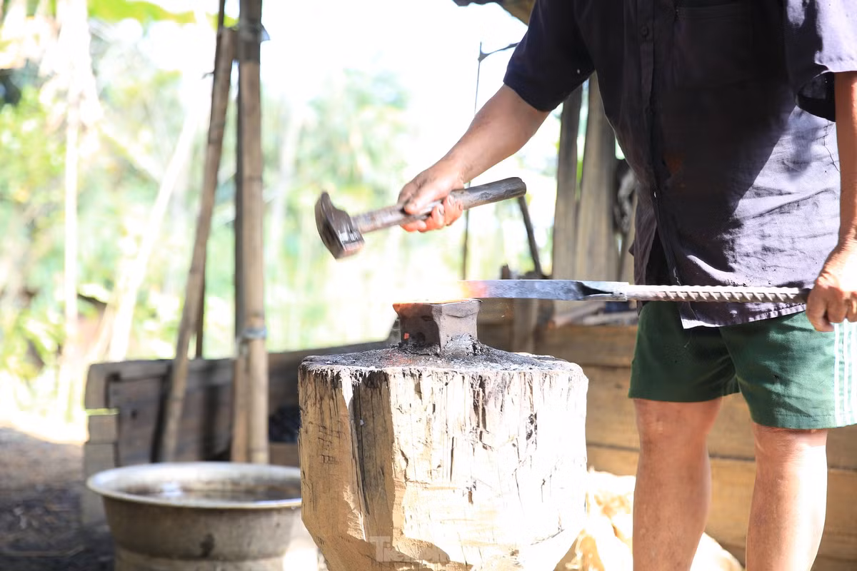 Từ nhỏ, những người cha, người ông đã chủ động dạy cho con cháu của mình biết đến nghề rèn. “Cha truyền con nối”, cứ thế nhiều người Mông dần biết cách tạo những nông cụ chắc bền, tạo thương hiệu cho nghề rèn của dân tộc mình.