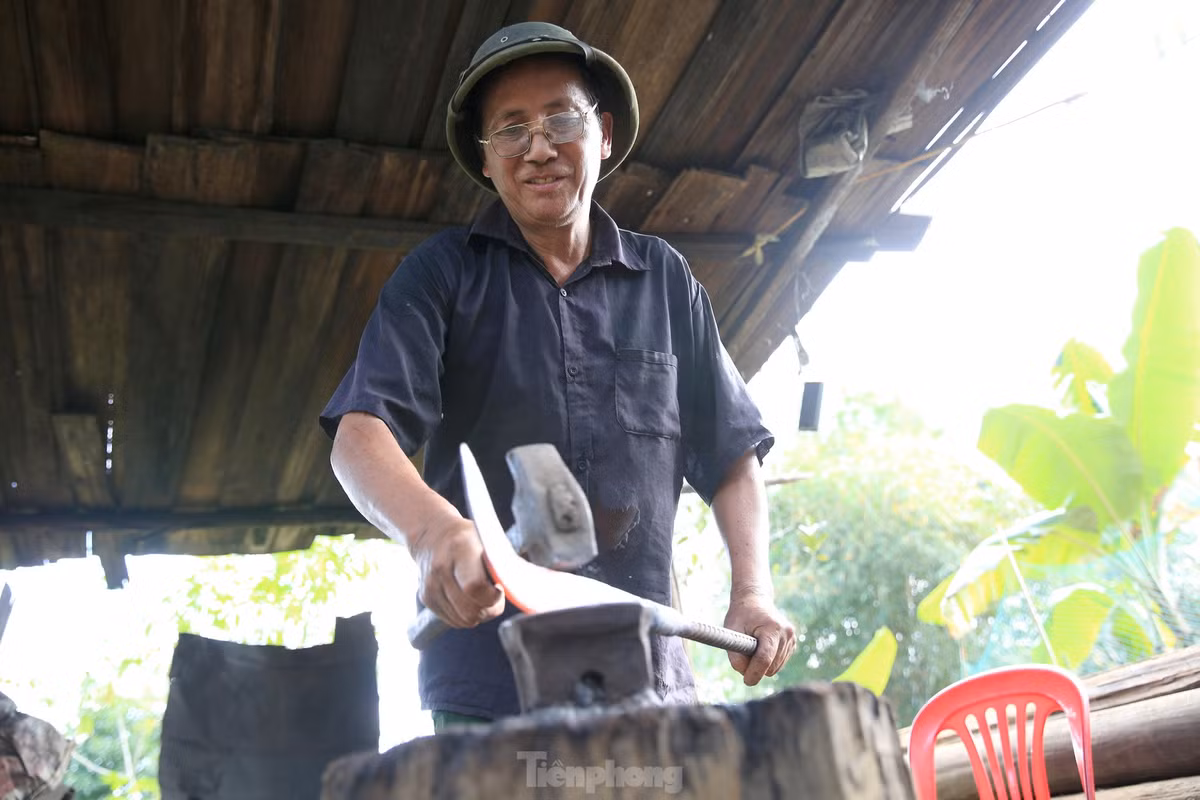 Ngoài kinh nghiệm tôi thép, còn có rất nhiều bí quyết khác như việc chọn thép tốt, phù hợp cho từng sản phẩm. Để có con dao mang độ sắc và độ bền thì nên dùng nhíp ô tô để rèn. Trong lúc rèn, nếu tôi thép chưa đủ độ nóng thì thép non, không dùng lâu được, mà tôi quá lửa lại hay bị gãy.