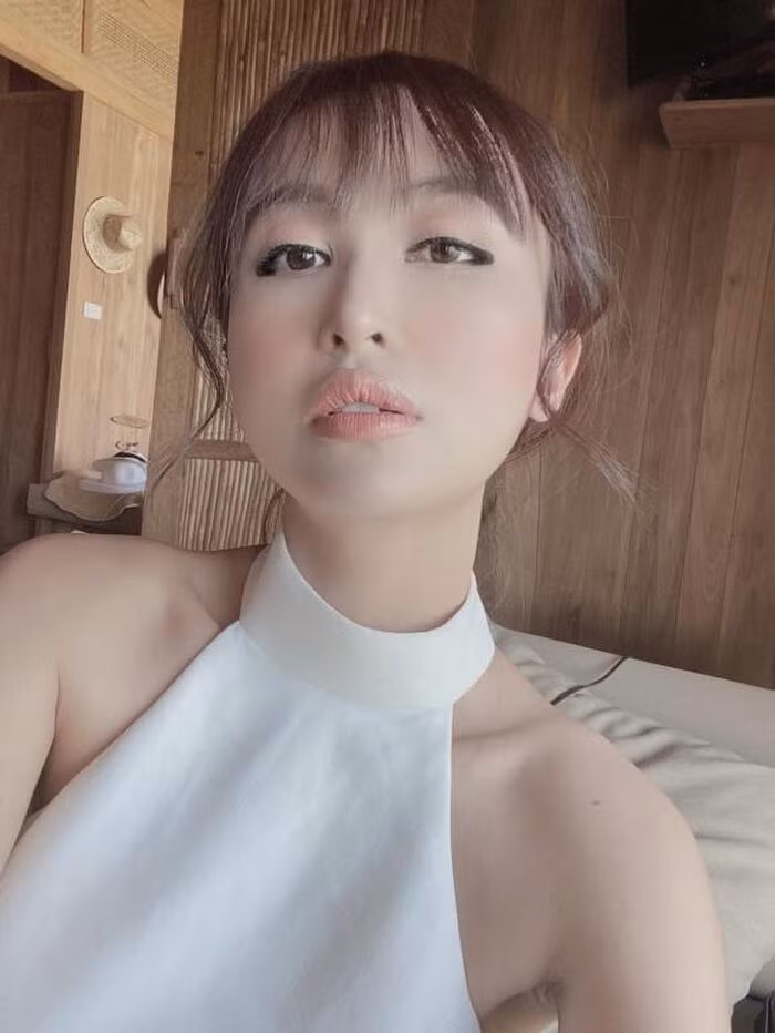Cận cảnh nhan sắc quyến rũ của vợ hai Minh Nhựa ở tuổi 33 - Hình 2 Can canh nhan sac quyen ru cua vo hai Minh Nhua o tuoi 33-Hinh-2