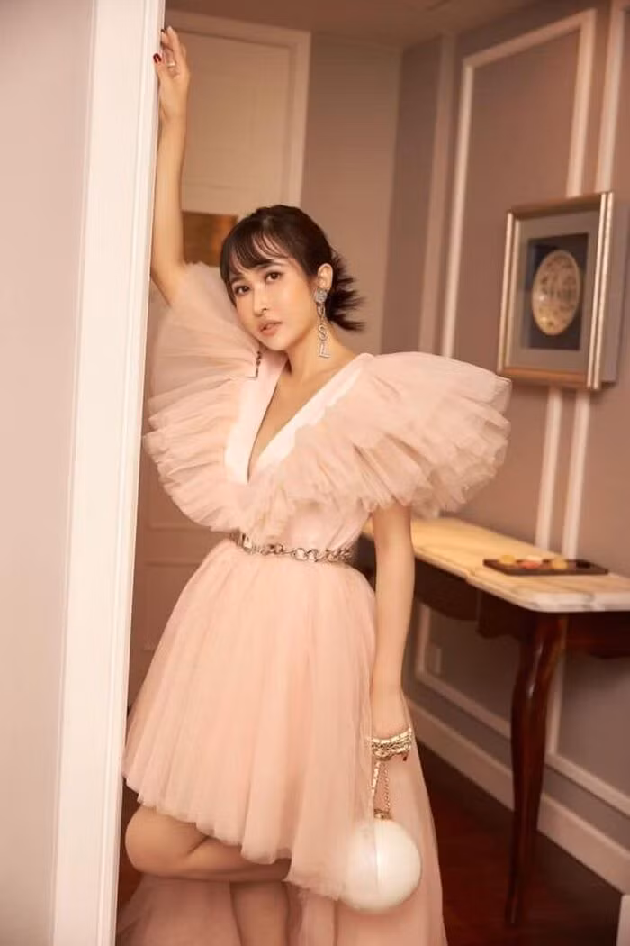 Cận cảnh nhan sắc quyến rũ của vợ hai Minh Nhựa ở tuổi 33 - Hình 3 Can canh nhan sac quyen ru cua vo hai Minh Nhua o tuoi 33-Hinh-3