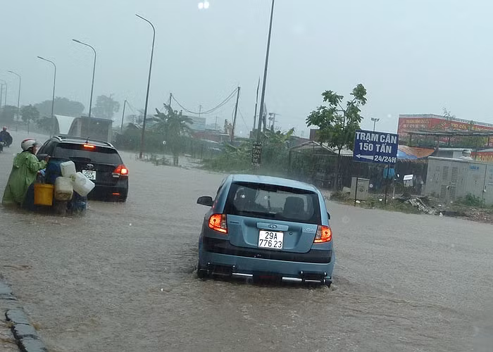 Nhiều tuyến đường như Nguyễn Xiển, Phạm Hùng, Khâm Thiên... hiện đang bị ngập nặng.