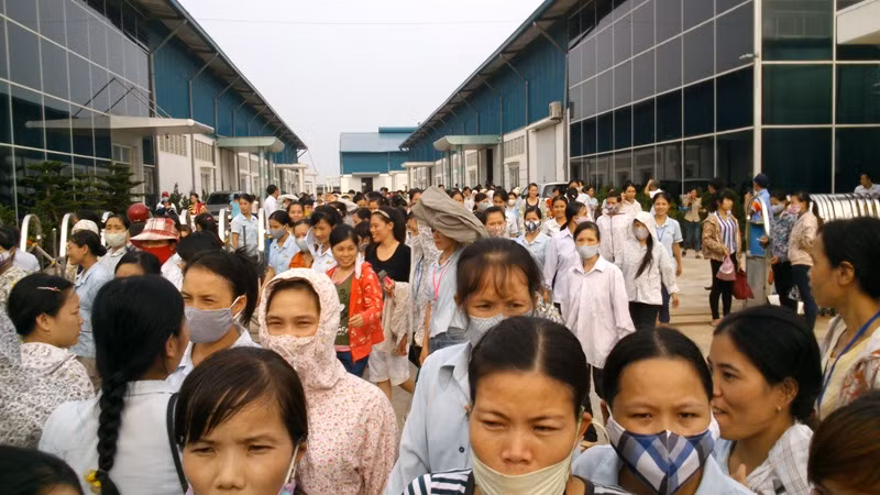 Công nhân của Công ty TNHH IVORY VietNam Thanh Hoa đình công sáng ngày 23/8.