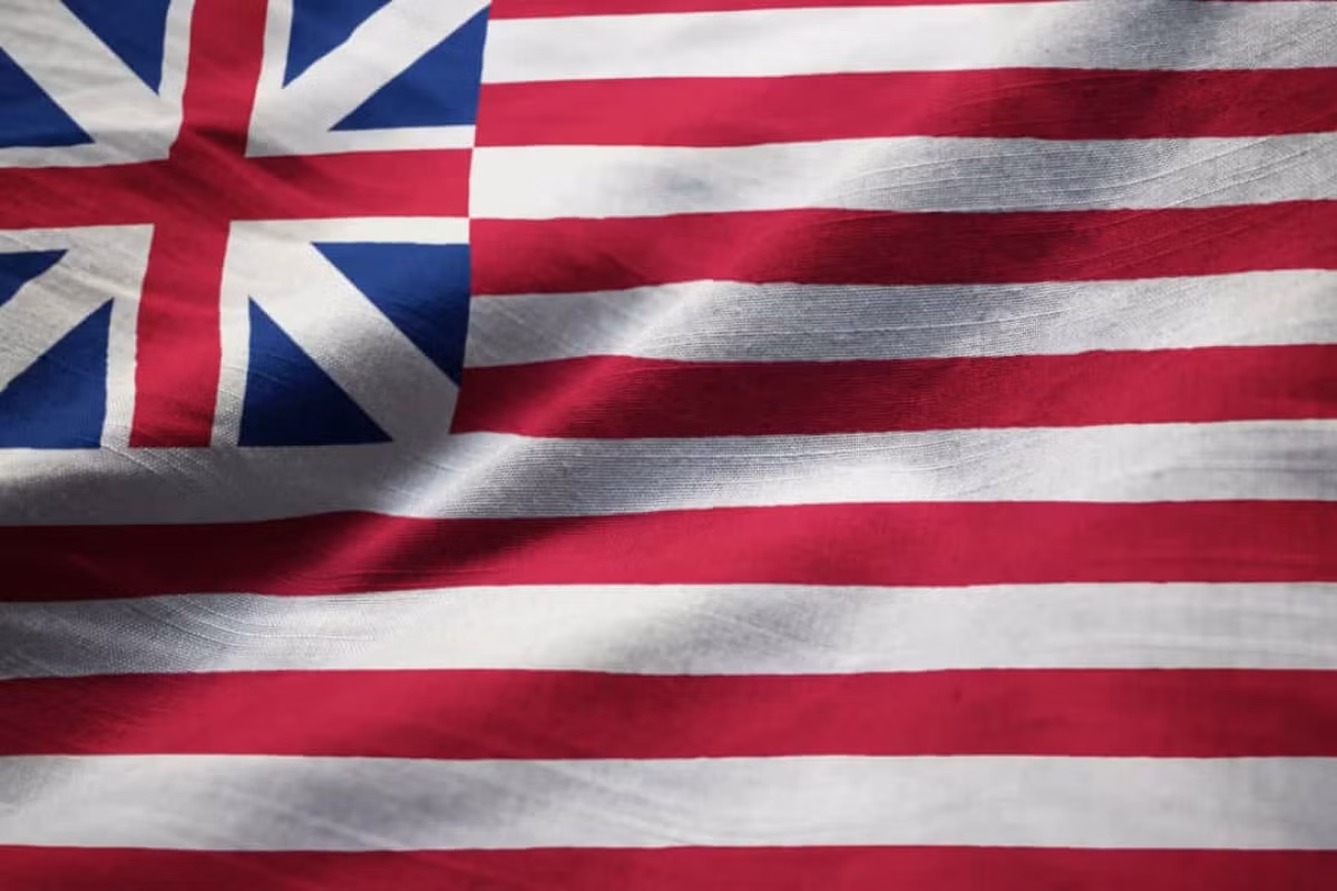 Lá cờ Grand Union Flag (Đại Đoàn Kết) được George Washington trưng bày lần đầu tiên vào ngày 1/1/1776. Đây được coi là quốc kỳ đầu tiên của Mỹ.