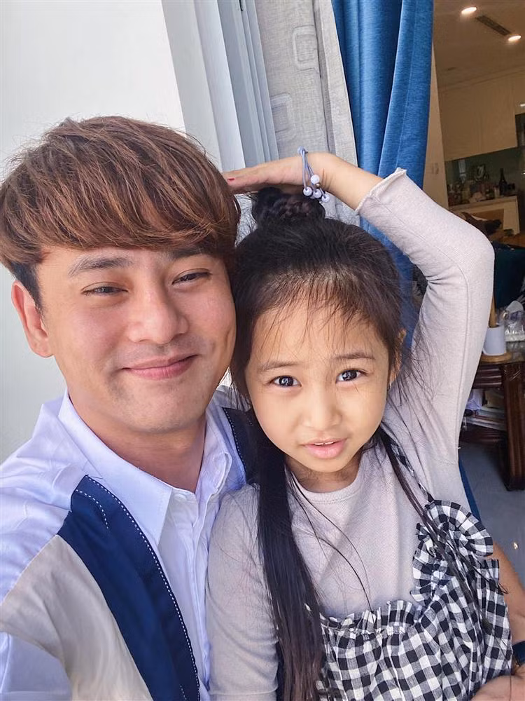 "Con gái chính là nguồn động lực lớn giúp tôi vượt qua nhiều thứ. Lúc khó khăn, chỉ cần nhìn thấy con cười là tôi có thêm động lực để làm mọi việc. Ở nhà, mỗi khi tôi đàn là bé lại ê a hát giúp tôi khơi dậy nhiều thứ, nhớ và quay trở lại với âm nhạc", nam ca sĩ từng tâm sự. Được biết Ưng Đại Vệ nhiều năm qua vẫn duy trì quan hệ bạn bè với mẹ của bé Múi. Vợ cũ thường đến thăm và trông bé giúp nam ca sĩ, san sẻ một số điều mà người bố khó làm được khi có con gái ở tuổi ăn tuổi lớn.