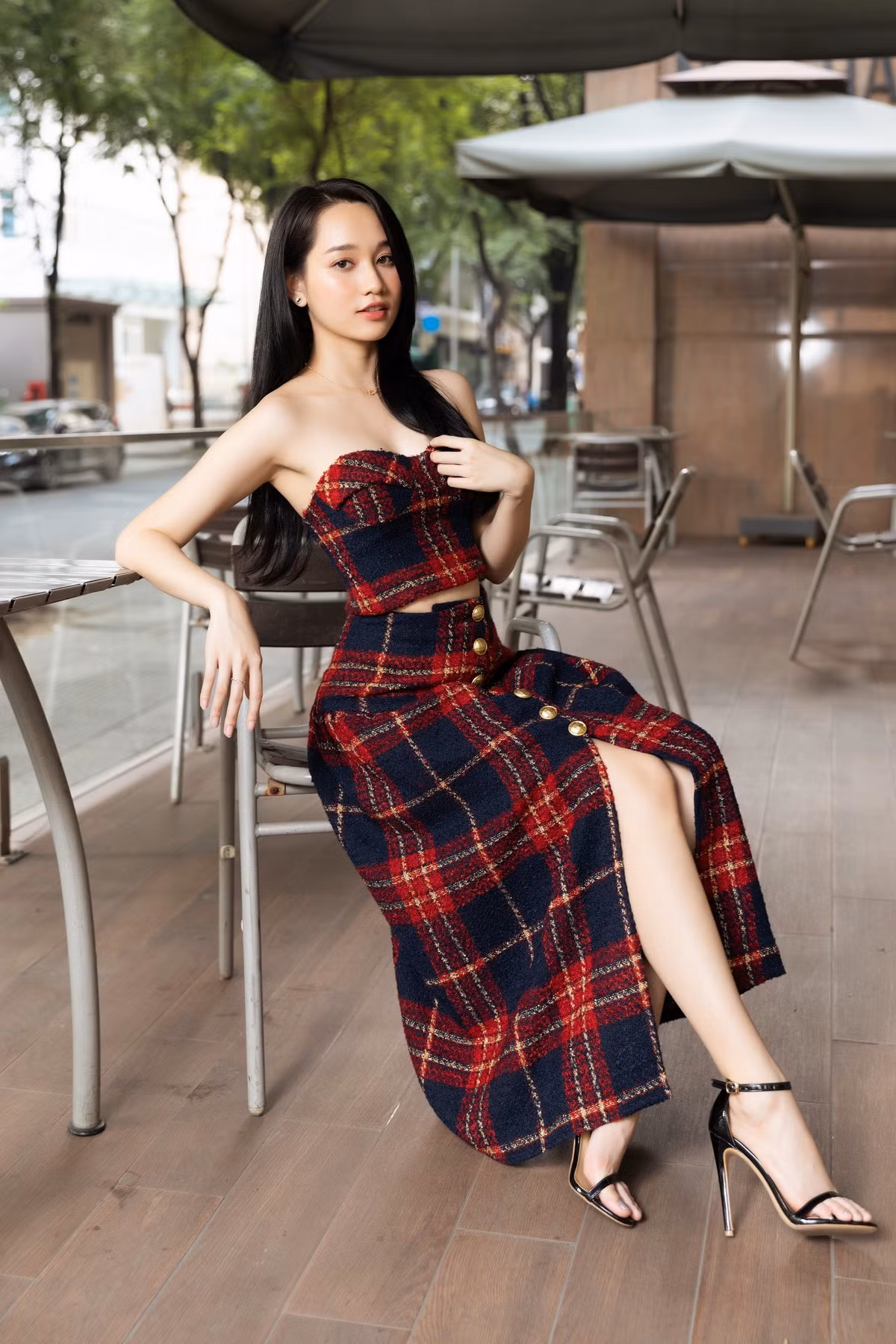 “Vai diễn trong Thiên thần hộ mệnh nặng về tâm lý. Tôi mất nhiều thời gian và khó khăn hơn trong việc chuẩn bị tâm lý để nhập tâm vào nhân vật lần này. Sau khi kết thúc các cảnh quay, tôi cũng cần tới 2-3 tháng để hoàn toàn thoát được tâm lý nhân vật. Trong thời gian đó, tôi bị hụt hẫng về cảm xúc và tâm lý hơi nặng nề”, cô nói với Zing.