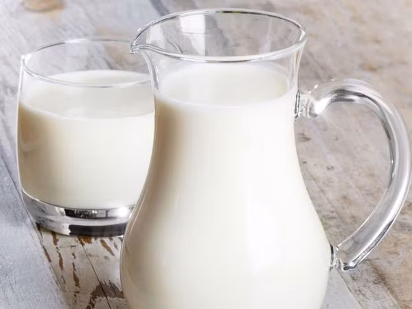  Sữa: Sữa chứa vitamin A và D giúp đẩy nhanh tốc độ lành vết thương. Lau vết thương bằng sữa còn giúp tẩy da chết nhẹ nhàng và giảm đau nhanh chóng.
