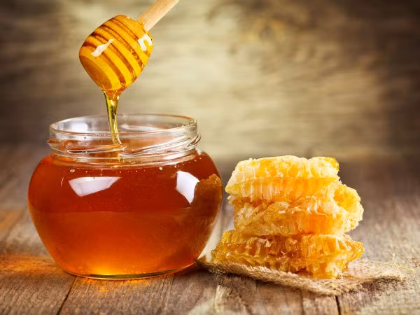  Mật ong: Mật ong giàu các chất kháng khuẩn, kháng viêm và chữa lành vết thương, nhờ đó sẽ giúp đánh bay cơn đau rát do bỏng nắng trong tức thì.