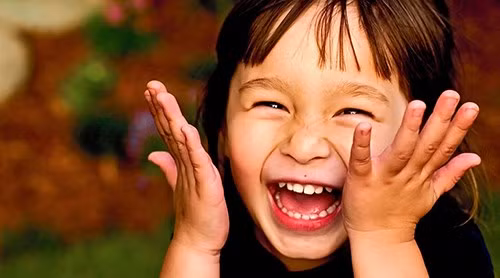  Và ngược lại, ở đâu có trẻ em ở đó có tiếng cười của trẻ thơ cũng sẽ thu hút hạnh phúc. Vì vậy, con cái hoạt bát, năng động tức là phong thủy gia đình rất tốt. Người già rất yêu trẻ con, vì hạnh phúc của trẻ em là niềm hạnh phúc rất giản dị, trong sáng, vô tư nhất và vui chơi sôi nổi là biểu hiện của hạnh phúc. 
