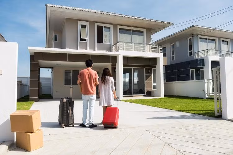  11. Nói những lời tốt lành: Khi vào nhà mới, có thể đốt pháo mừng để thêm phần tưng bừng. Tránh gây gổ hay nói những lời khó nghe. Thay vào đó, hãy nói những lời chúc tốt đẹp để thu hút vận may.