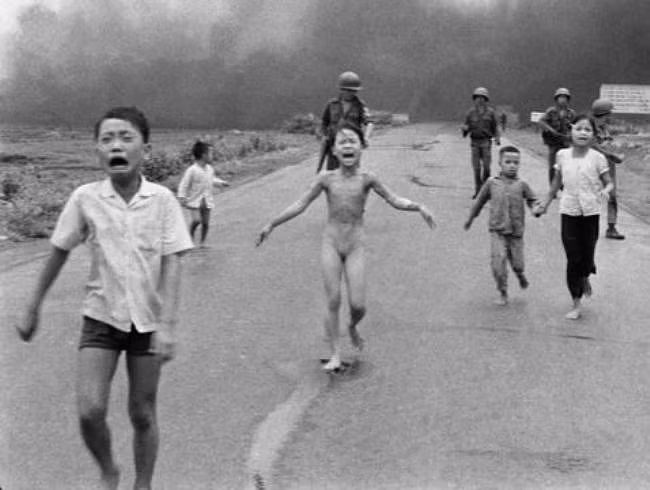 Bé gái Phan Thị Kim Phúc, 9 tuổi (giữa), cùng với một số trẻ em Việt Nam khác cũng đã bị bỏng nặng, khóc thét đau đớn vì dính phải loại chất lỏng hóa học Napalm. Ảnh chụp tháng 6/1972.