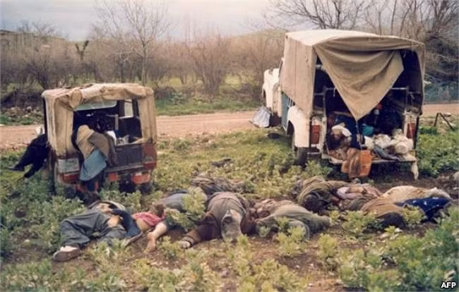 Xác người nằm la liệt ven đường ở thành phố Halabja, Iraq. Được biết, những người này cũng là nạn nhân của vũ khí hóa học.