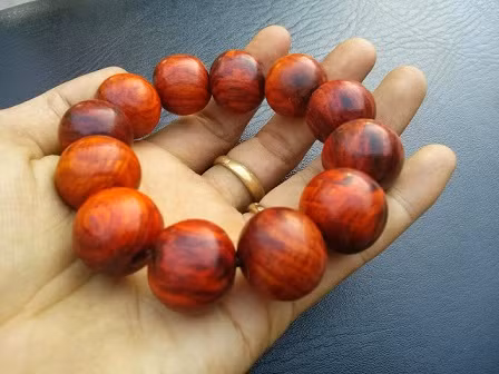Một chiếc vòng tay bằng gỗ sưa.