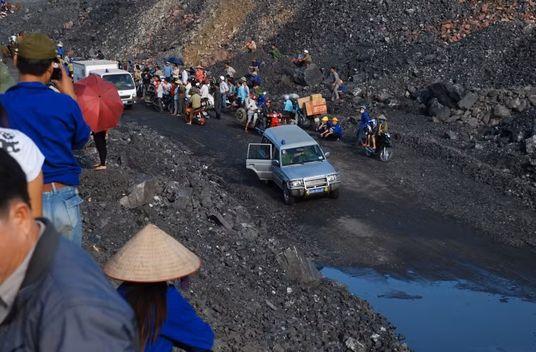 Nguyên nhân chính là người dân không muốn lấp đường giao thông chính, đường liên huyện không phải đường của dân; bất chấp việc đã có một tuyến đường chính cho người dân đã đi vào hoạt động