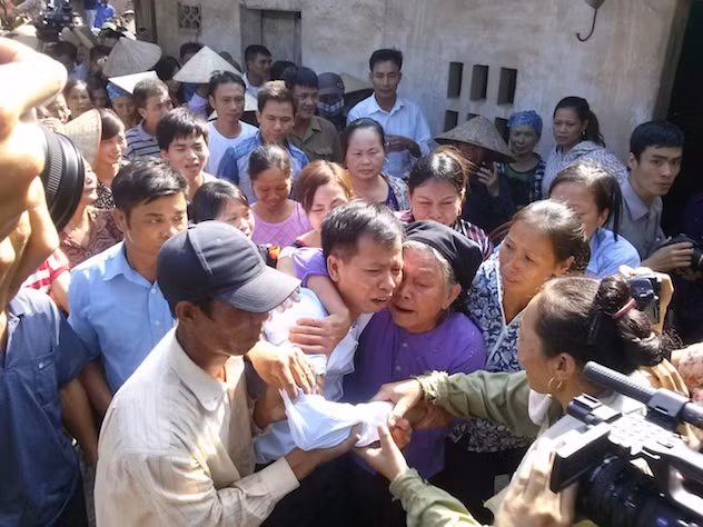 Hàng trăm người thân và hàng xóm đã đến để chia vui