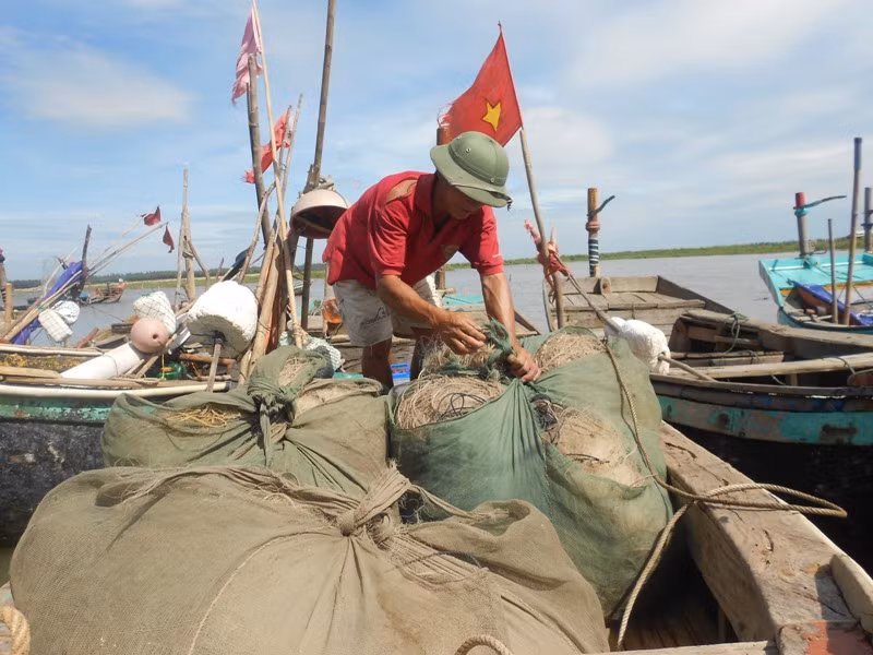 Hôm nay biển vẫn còn động nhưng vẫn có một số tàu lớn ra khơi. Những chiếc thuyền vừa và nhỏ sẽ phải chờ biển lặng mới đánh bắt được.