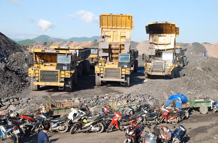 Những xe của công ty than bị người dân ngăn chặn không cho hoạt động