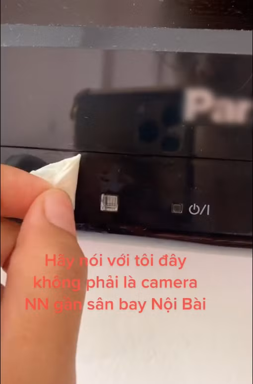 Vào nhà nghỉ gần sân bay, cô gái bàng hoàng thấy vật nghi camera ẩn - Hình 2 Vao nha nghi gan san bay, co gai bang hoang thay vat nghi camera an-Hinh-2