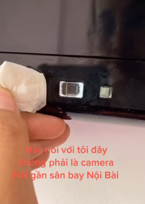 Vào nhà nghỉ gần sân bay, cô gái bàng hoàng thấy vật nghi camera ẩn - Hình 3 Vao nha nghi gan san bay, co gai bang hoang thay vat nghi camera an-Hinh-3