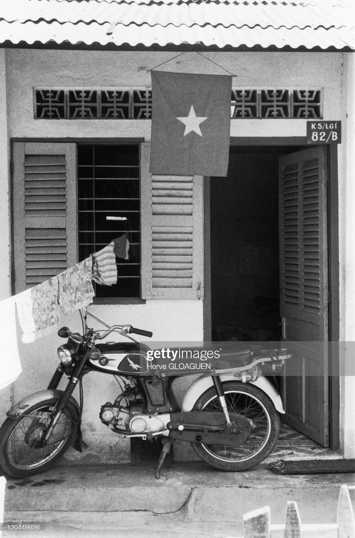 Một phòng trọ treo cờ đỏ sao vàng trước cửa.