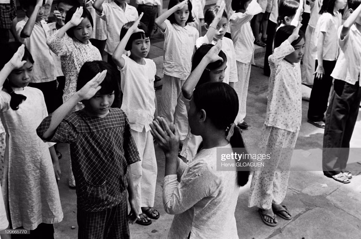 Các em học sinh đang học cách chào quốc kỳ.