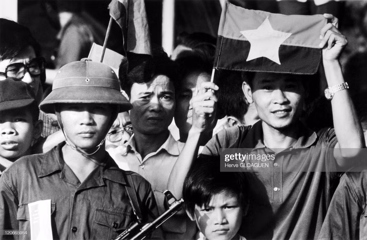 Các quân nhân và người dân theo dõi lễ duyệt binh.