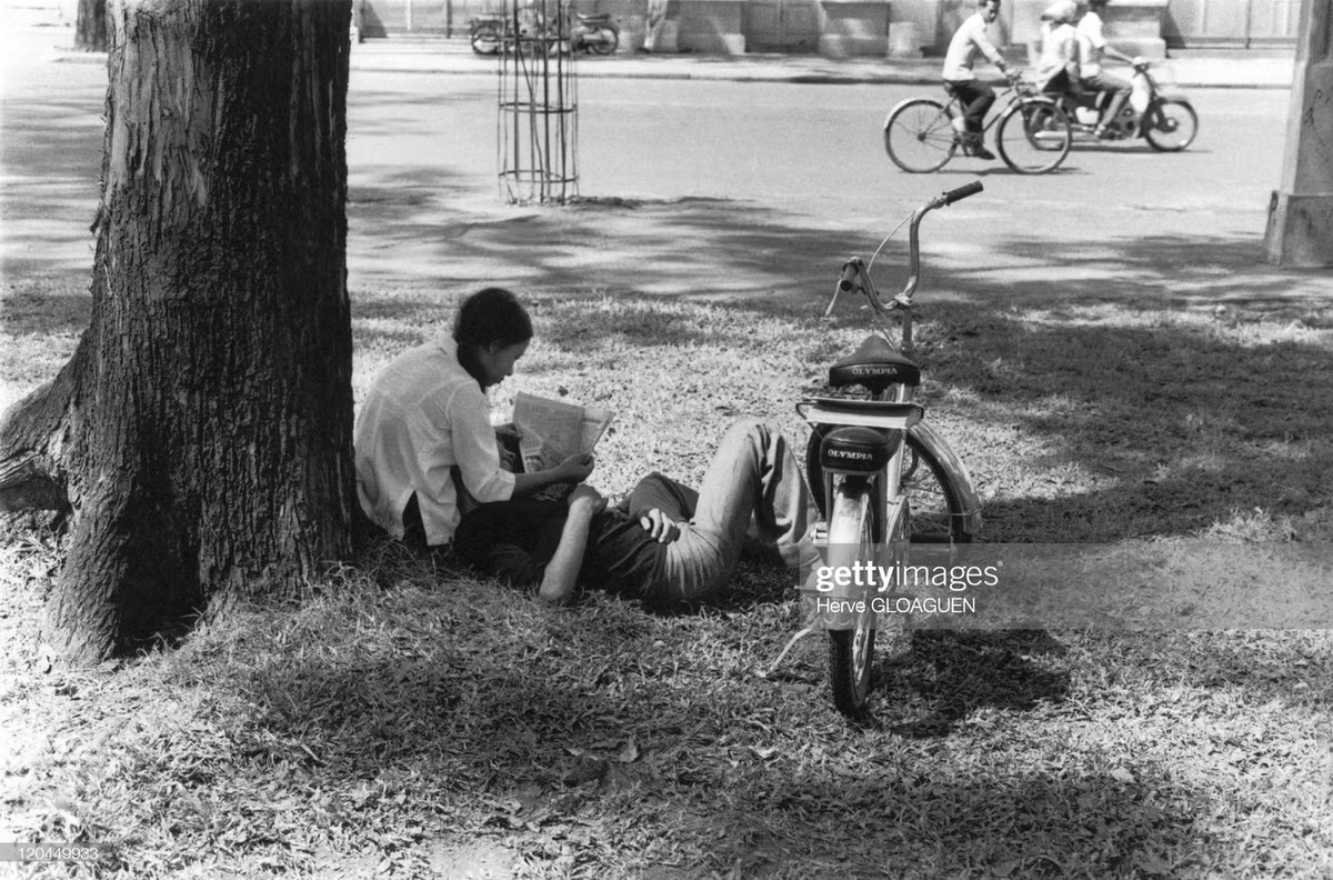 Một cặp đôi trên thảm cỏ công viên, Sài Gòn tháng 5/1975. Ảnh: Herve Gloaguen/Getty Images.