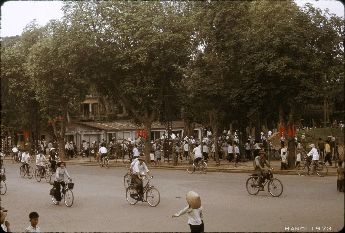 Khu vực bờ hồ Hoàn Kiếm ngày Hà Nội tổ chức lễ duyệt binh lịch sử.