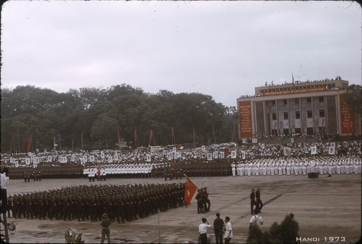 Các chiến sĩ lục quân của Quân đội Nhân dân Việt Nam diễu hành qua lễ đài trong lễ duyệt binh ở Hà Nội ngày 1/5/1973.