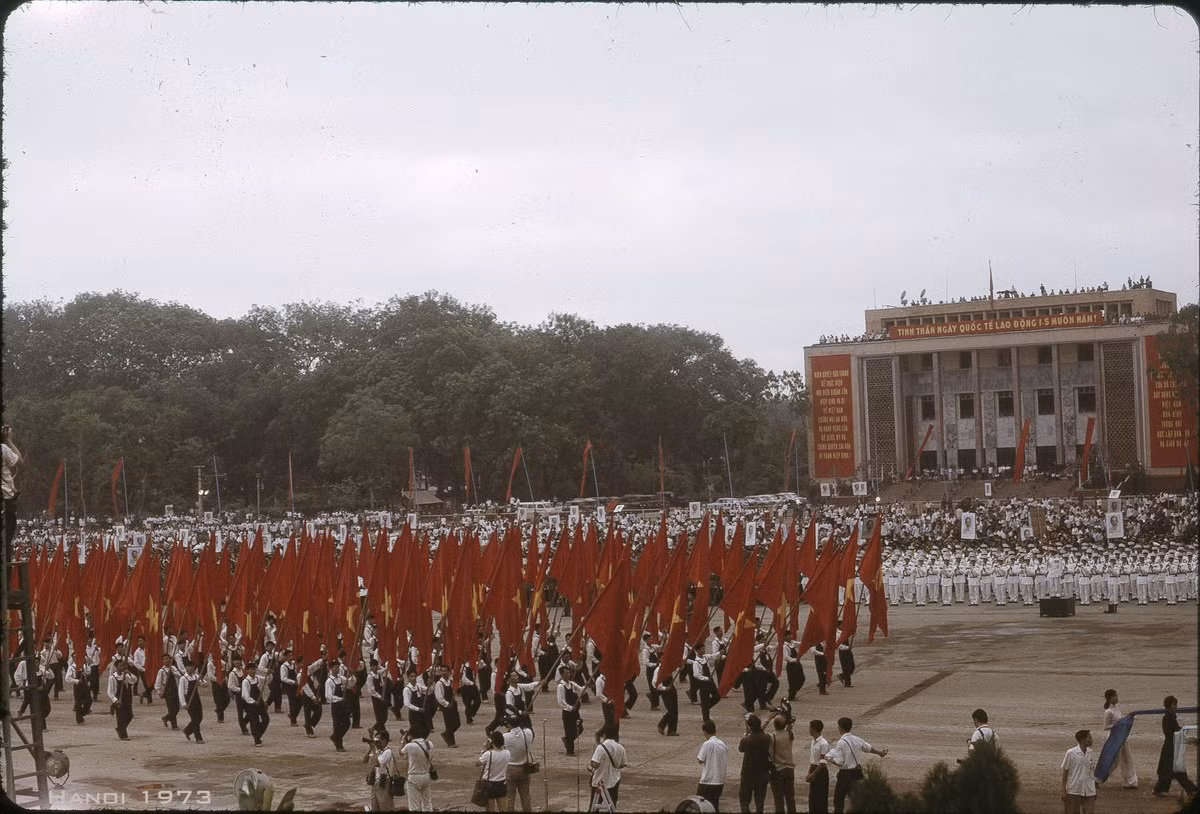 Khối hồng kỳ diễu hành qua lễ đài.