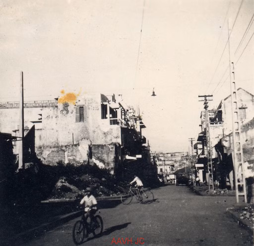 Trẻ em đạp xe trên phố Thuốc Bắc.