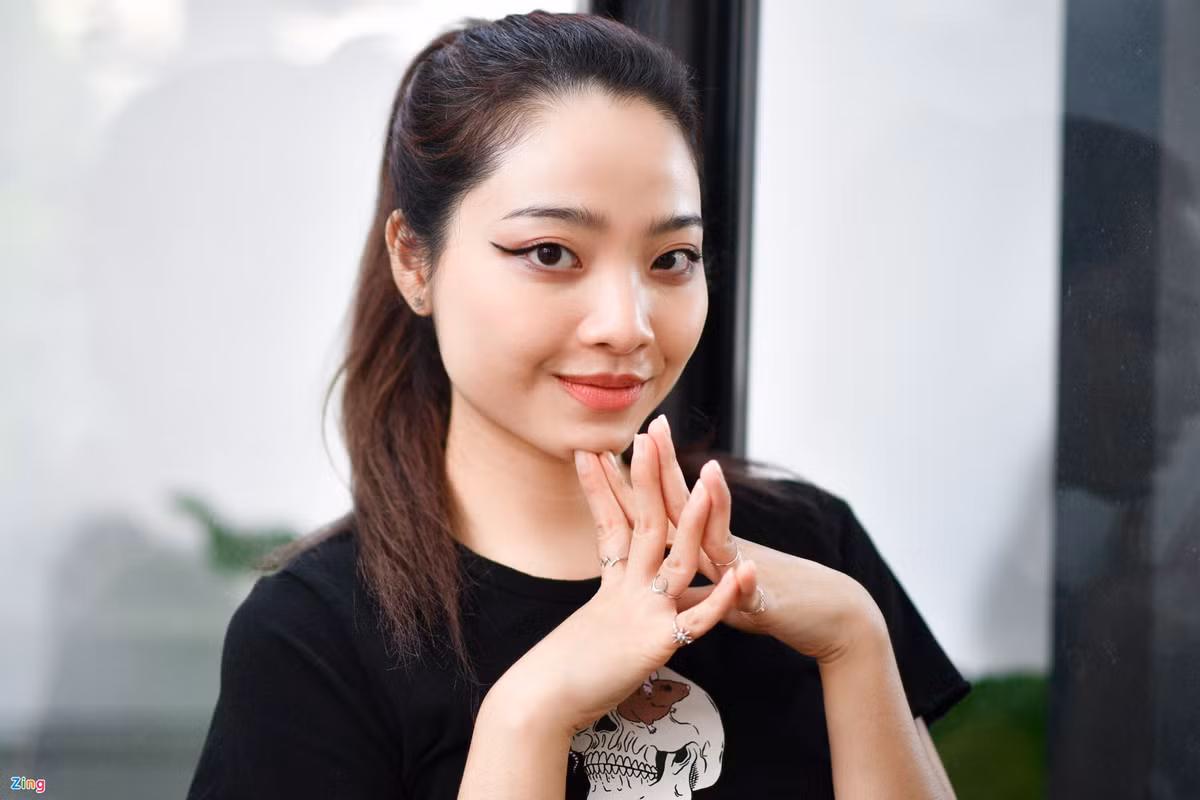 Nữ diễn viên chia sẻ cô đậu vai Anh trong dự án này một phần nhờ mái tóc hồng nổi bật ở thời điểm casting. "Tôi thấy mình hợp và xinh khi để tóc màu sáng, nhất là màu rose gold (vàng hồng). Hơn nữa, màu hồng cũng phù hợp với quần áo, phụ kiện và cá tính của tôi nên tôi đã 'chơi lớn', không ngờ nó giúp mình tạo ấn tượng tốt với đạo diễn", Quinn Trúc Trần nói với Zing.