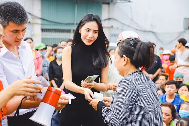 Giong hat Thuy Tien thay doi ra sao de ton tai trong showbiz?-Hinh-4