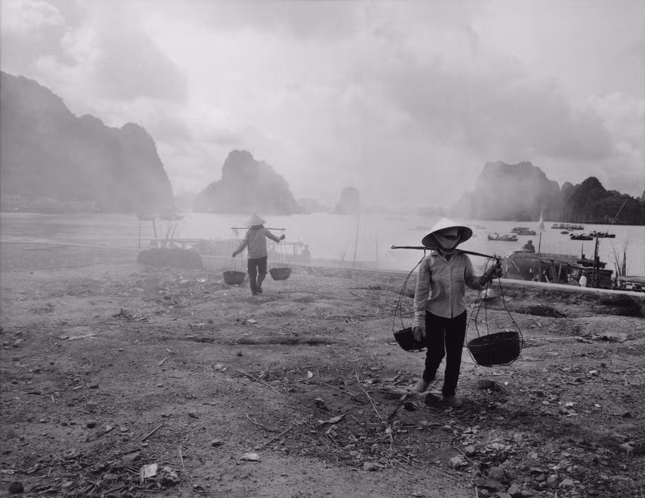 Những người thợ than bên bờ vịnh Hạ Long.