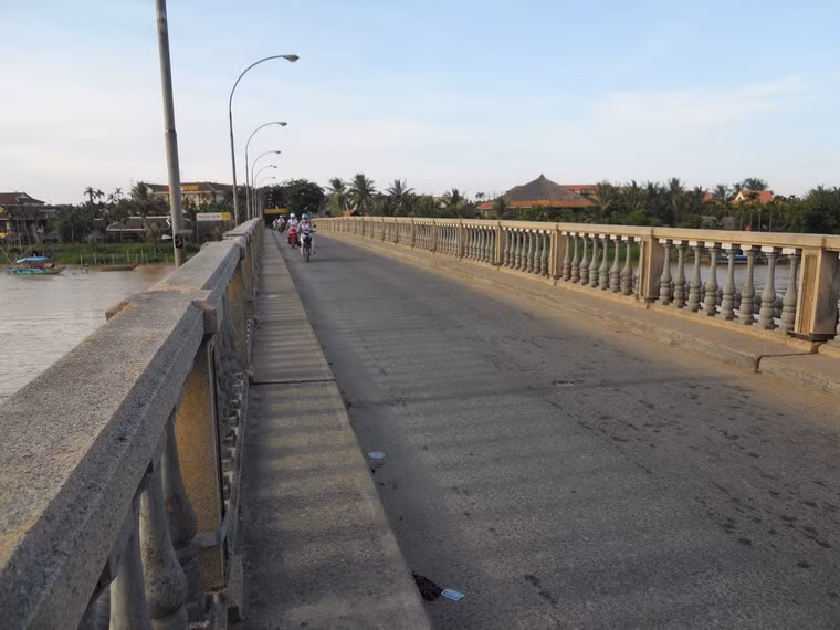 Tình trạng xuống cấp của cây cầu này đã không ít lần làm được báo chí phản ảnh.