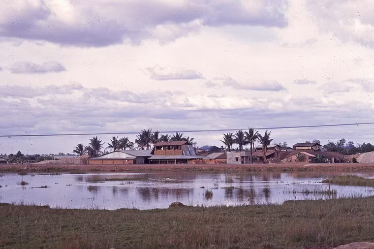 Nhà máy gạch ở ngoại ô.
