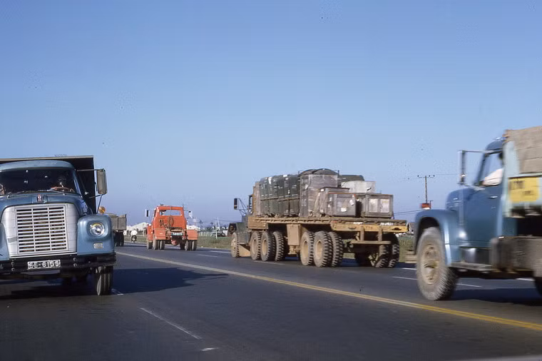 Các loại xe tải trên xa lộ Biên Hòa.