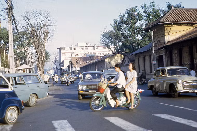 Xe cộ qua lại nhộn nhịp ở ngã tư Hai Bà Trưng - Cao Bá Quát, Sài Gòn năm 1969.