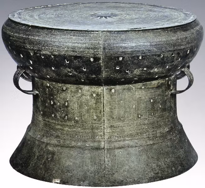 Trống đồng Hoàng Hạ có đường kính 79 cm, cao 61,5 cm, do nhân dân làng Hoàng Hạ (Hà Đông) đào được ở độ sâu 1,5 m vào tháng 3 năm 1937. Ngày nay trống được lưu giữ tại Viện bảo tàng Lịch sử Việt Nam. Trống đồng Hoàng Hạ có nhiều điểm tương đồng với trống đồng Ngọc Lũ cả về hình dáng và hoa văn.