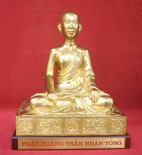 Tượng Phật hoàng Trần Nhân Tông cỡ nhỏ được chế tác tại một cơ sở mỹ nghệ.
