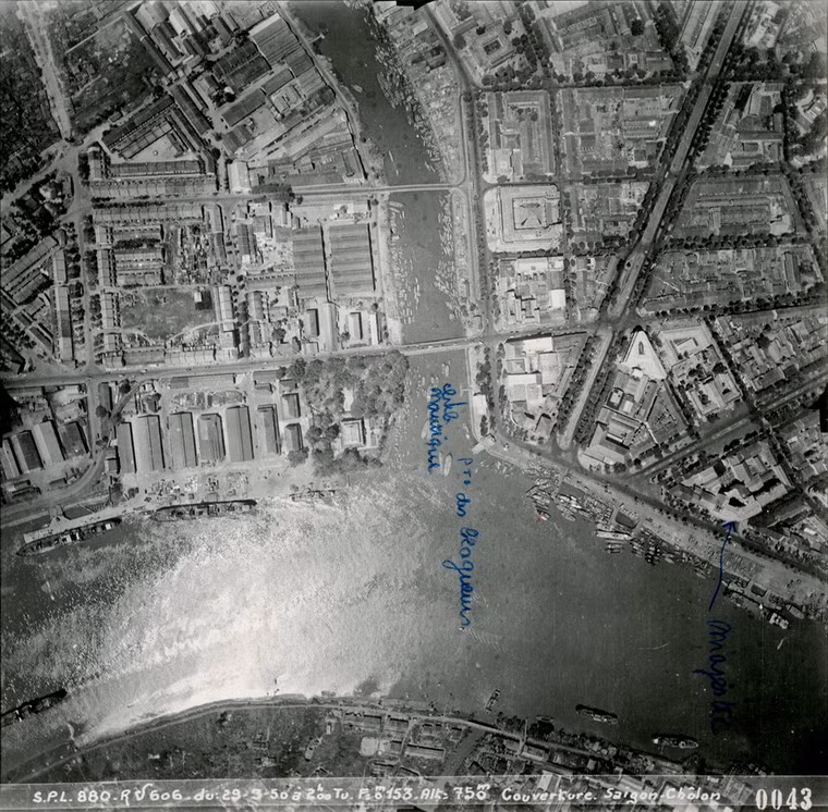 Nơi rạch Bến Nghé đổ ra sông Sài Gòn. Hình ảnh trích từ ấn phẩm "Indochine - Couverture. Saigon-Cholon - Photographie Aerienne 1950" (Bao quát Đông Dương. Không ảnh về Sài Gòn - Chợ Lớn năm 1950), được xuất bản ở Pháp.