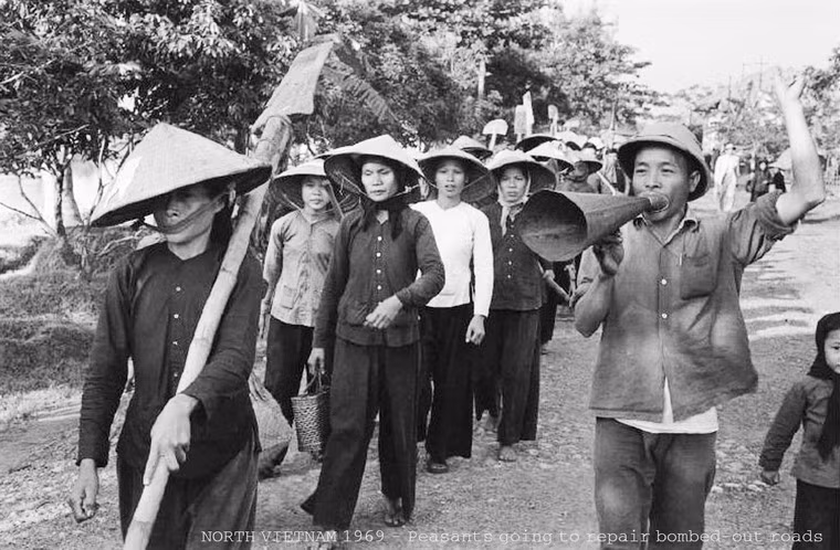 Những người nông dân đi sửa đường bị bom Mỹ phá hoại.