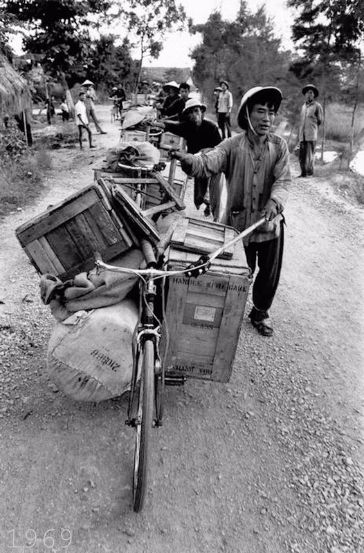 Dòng người sơ tán về vùng an toàn để tránh bom đạn Mỹ.