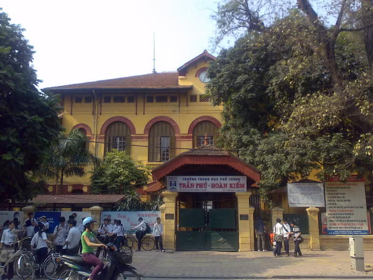 Năm 1919, Pháp cho thành lập hai trường dành cho con em các quan chức người Việt tại Hà Nội là Grand Lycée (đào tạo các lớp trên) và Petit Lycée (đào tạo các lớp dưới). Năm 1954, hai trường hợp nhất dưới cái tên Albert Sarraut (tên của toàn quyền Đông Dương từ 1911 – 1919). Sau giải phóng, cái tên Albert Sarraut bị xóa bỏ. Năm 1960, trường được phân chia thành PTTH Hoàn Kiếm (học sáng) và PTTH Trần Phú (học chiều). Năm 1995, hai trường sáp nhập, lấy tên THPT Trần Phú. Tháng 2/2009 trường đổi tên thành THPT Trần Phú - Hoàn Kiếm.