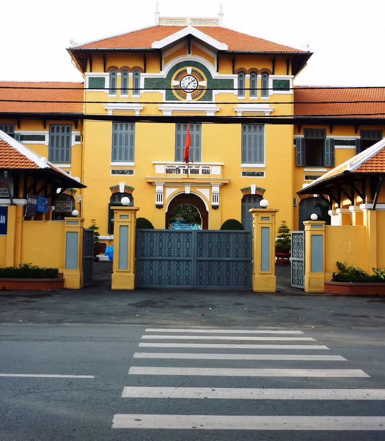 Thành lập từ năm 1915, THPT Nguyễn Thị Minh Khai ban đầu được gọi là trường Nữ Sinh Áo Tím do đây là trường nữ học và đồng phục là áo dài tím. Năm 1922, trường được khắc tên chính thức là Collège Des Jeunes Filles Indigènes (Trường Của Thiếu Nữ Bản Xứ), năm 1940 đổi thành Collège Gia Long, rồi Lycée Gia Long, năm 1953 là Trường Nữ Trung học Gia Long. Các phong trào yêu nước do nữ sinh của trường tiến hành đã khiến nhiều thế hệ nữ sinh được gọi là Áo Tím trên khắp miền Nam. Sau năm 1975, trường mang tên nhà nữ cách mạng Nguyễn Thị Minh Khai và giữ vai trò là một trong những lá cờ đầu của nền giáo dục TP HCM.