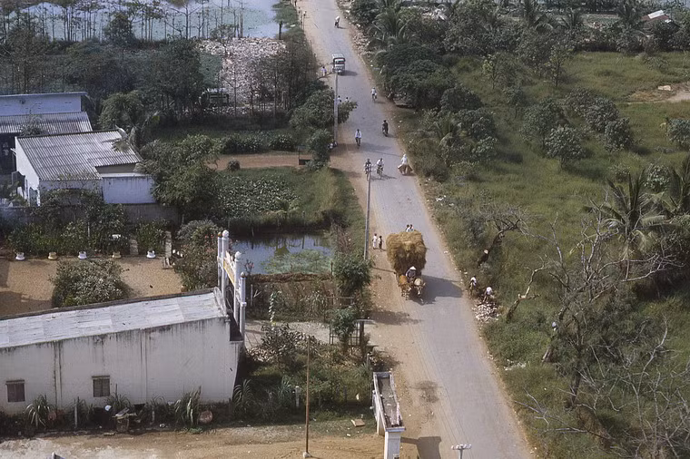 Con đường dẫn đến căn cứ Phú Lâm.
